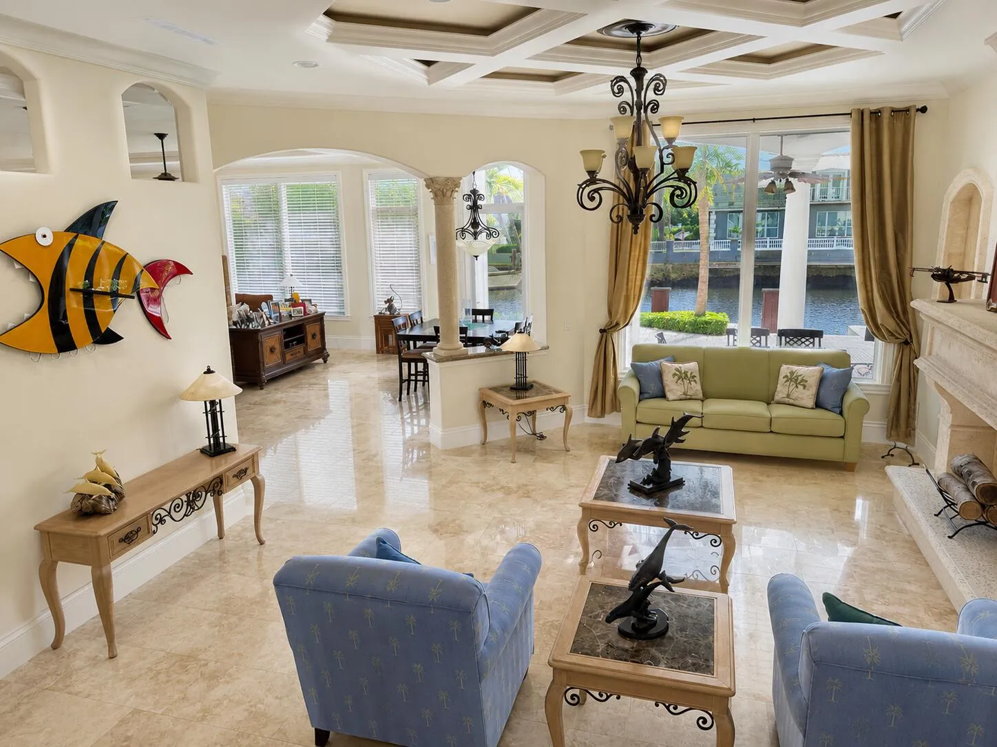Elevated livingroom with waterview