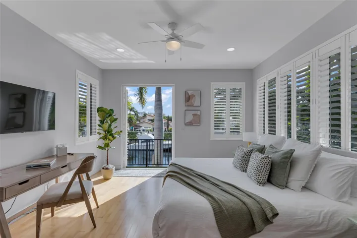 Primary (Upstairs) En Suite / King Size Bed/ Rooftop Terrace