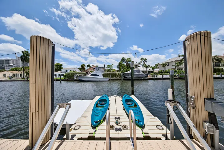 Floating Dock w/ Water Toys- 2 Kayaks / 2 Paddleboard