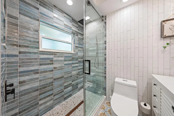823 Selkirk St-16