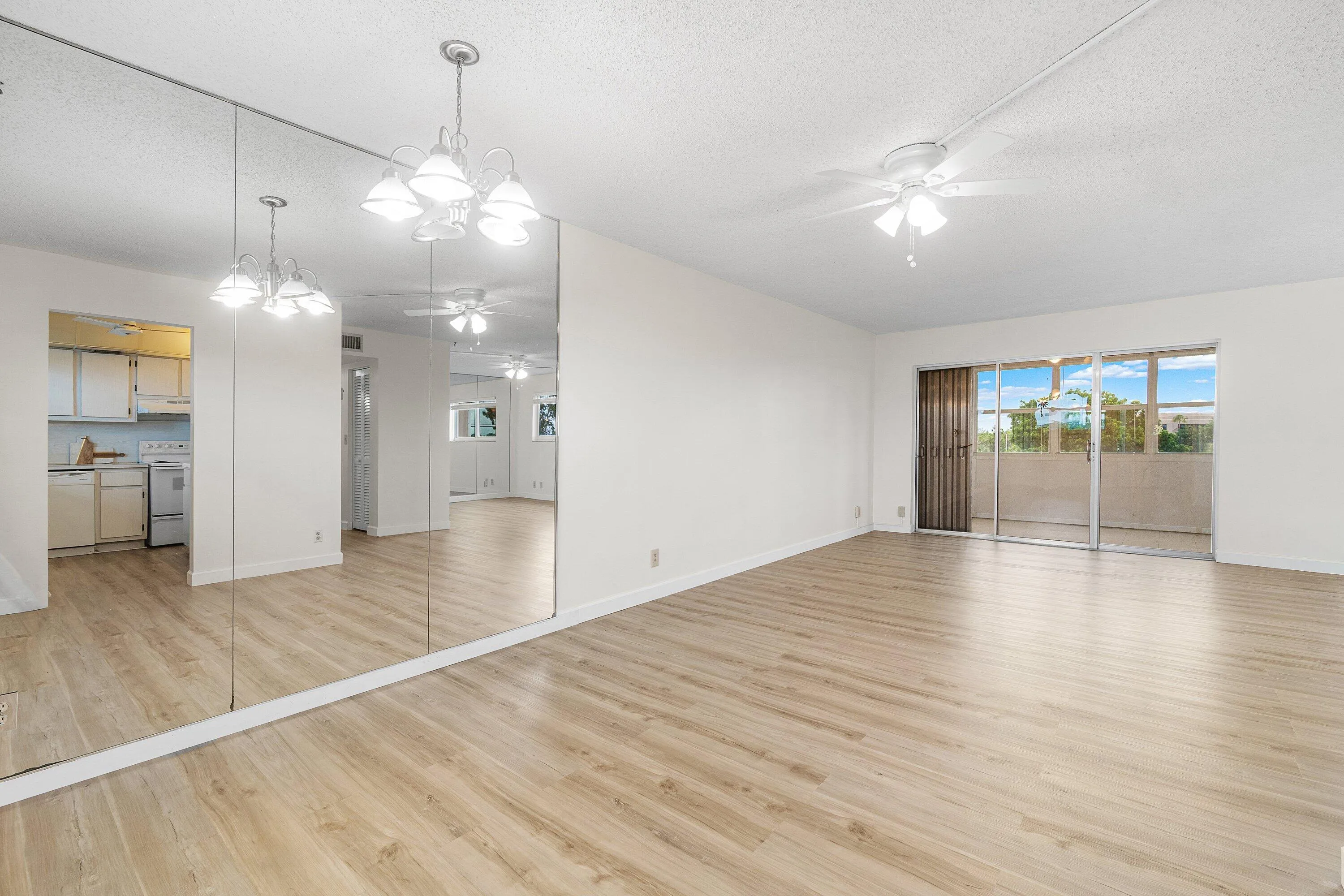 012-725LoriDrive-412-PalmSprings-FL-3346