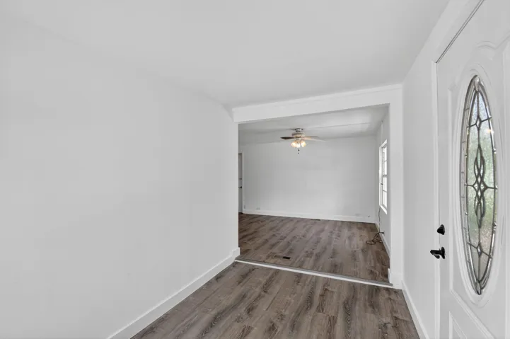 Front Entrance / Foyer / Sitting Area