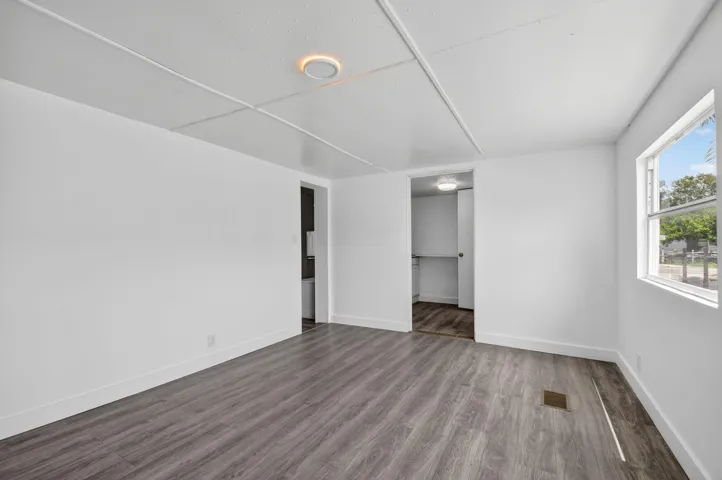 MBR w/Ensuite Bath and Kitchenette