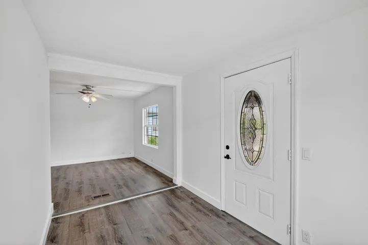Front Entrance / Foyer / LR