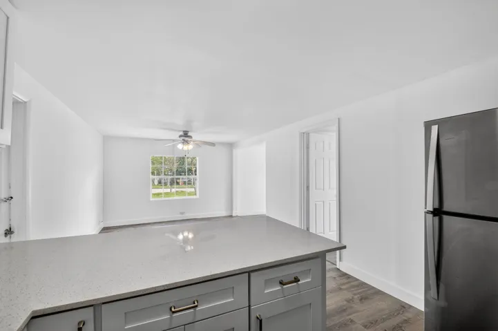 Kitchen Peninsula / Ample Counter Space