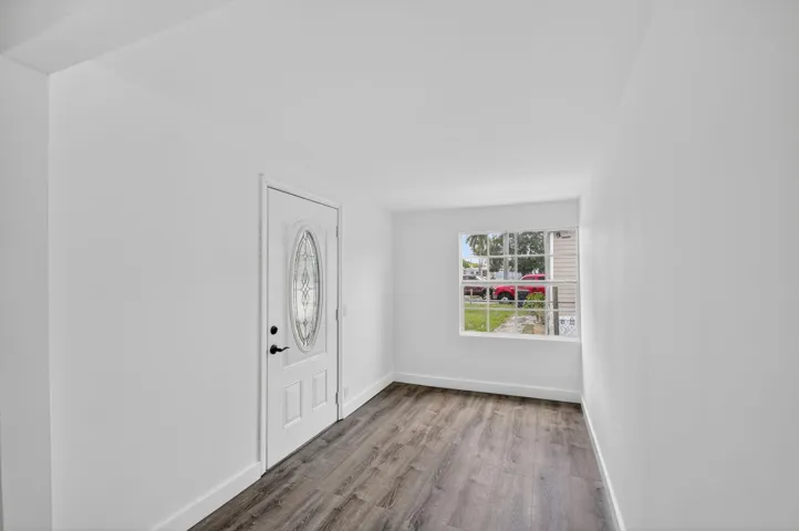 Front Entrance / Foyer / Sitting Room