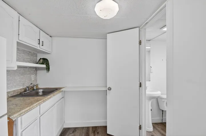 MBR Kitchenette w/Ensuite Bathroom