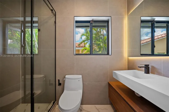 En-suite to waterfront bedroom
