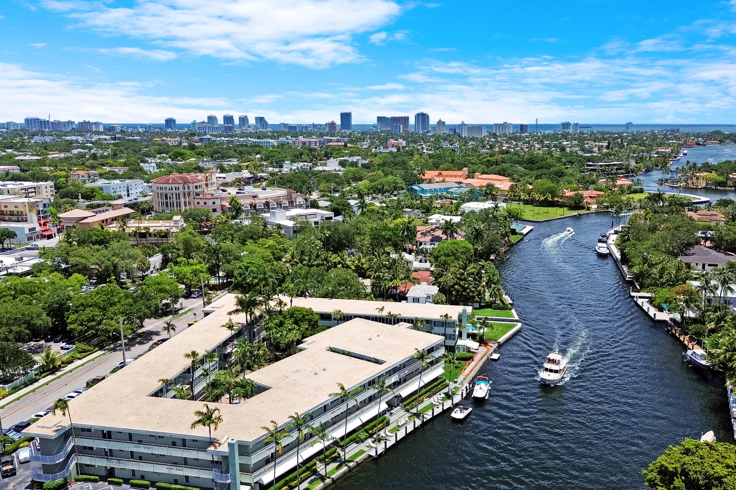Building on the New River. 1.5 miles to Fort Lauderdale Beach