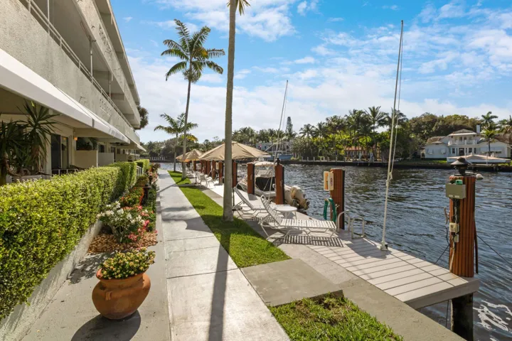 Common area. Relax here and enjoy the all day every day boat parade.