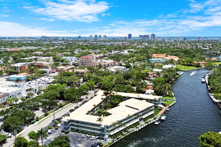 Las Olas Shopping and dining is steps away.