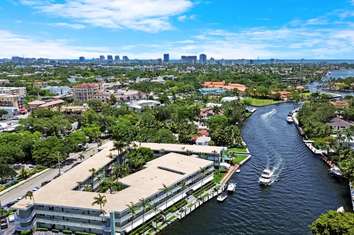 Building on the New River. 1.5 miles to Fort Lauderdale Beach