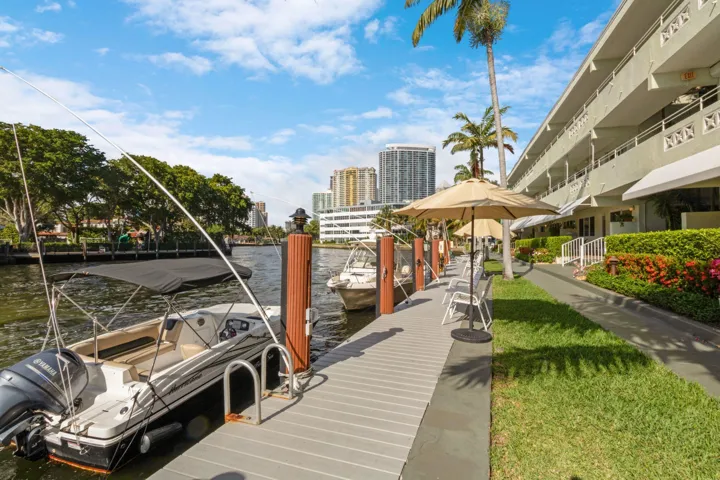 Common area. Relax here and enjoy the all day every day boat parade.