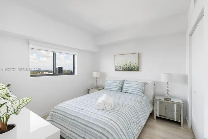 2nd Bedroom with Queen Bed