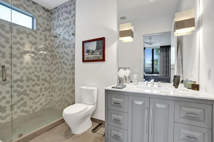 Ensuite bath of Guest room 1