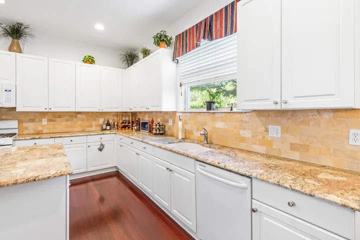4989 SW Saint Creek Drive-13