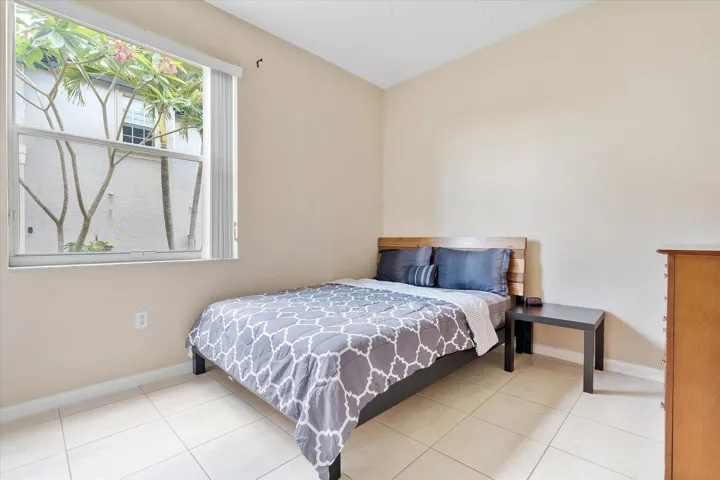 19-16385 SW 27th St_019