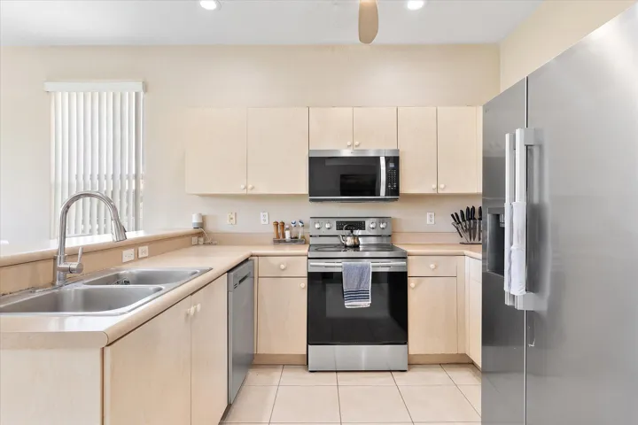 10-16385 SW 27th St_010