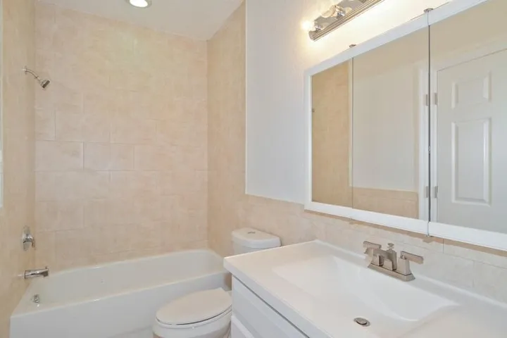 13_4935LamePantherLane_9_2ndBathroom_Fle