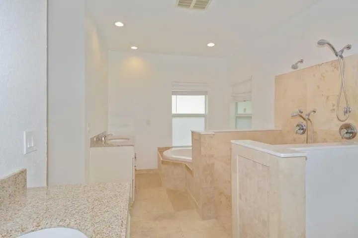 08_4935LamePantherLane_13_MasterBathroom