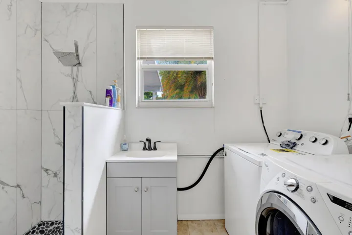 Bath 2 / Laundry