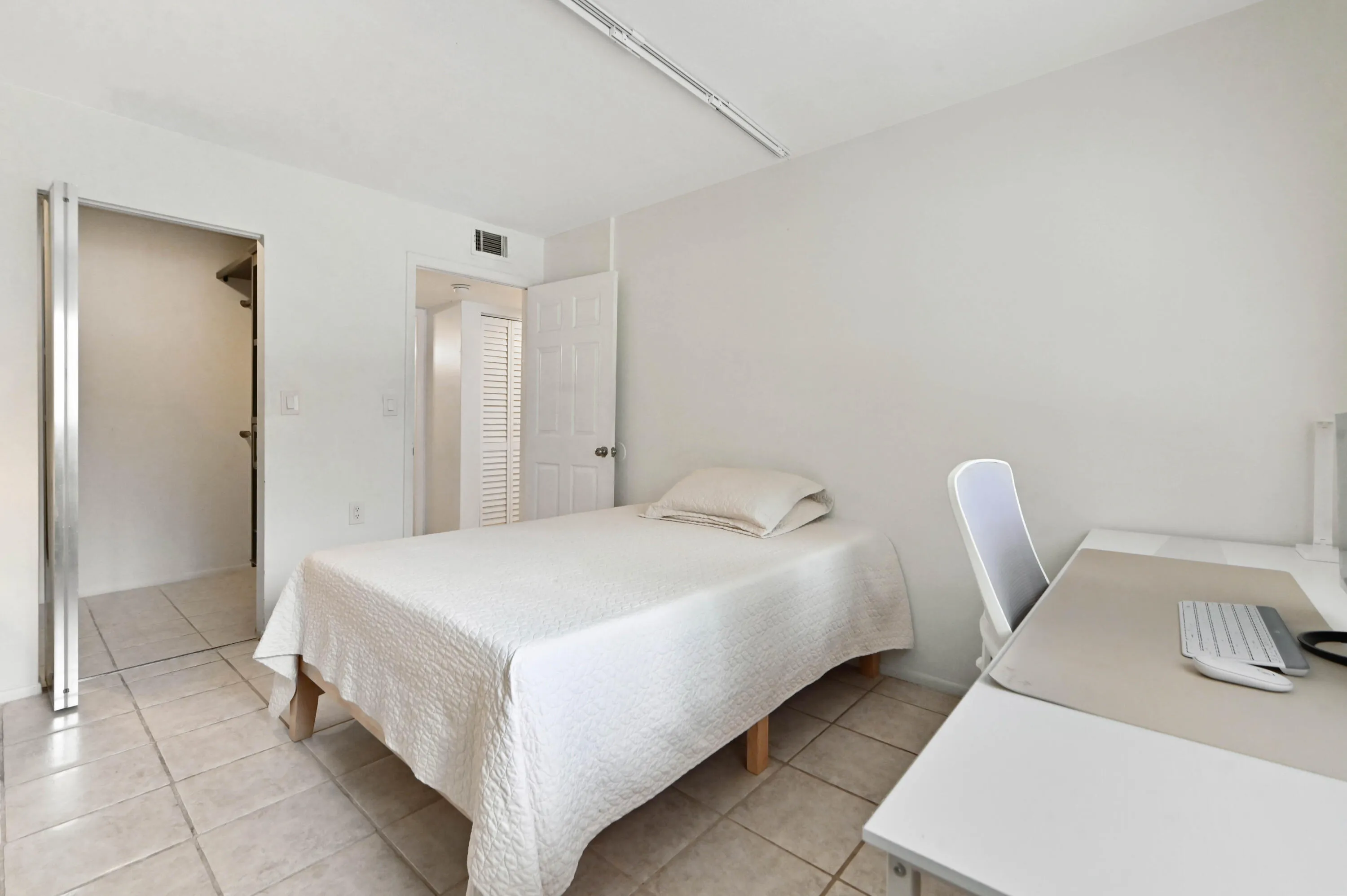 17 Bedroom 04