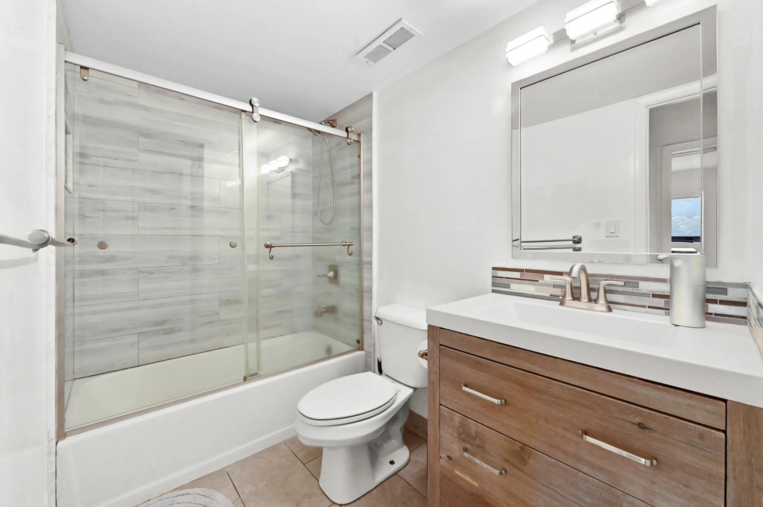 14 Bathroom 01