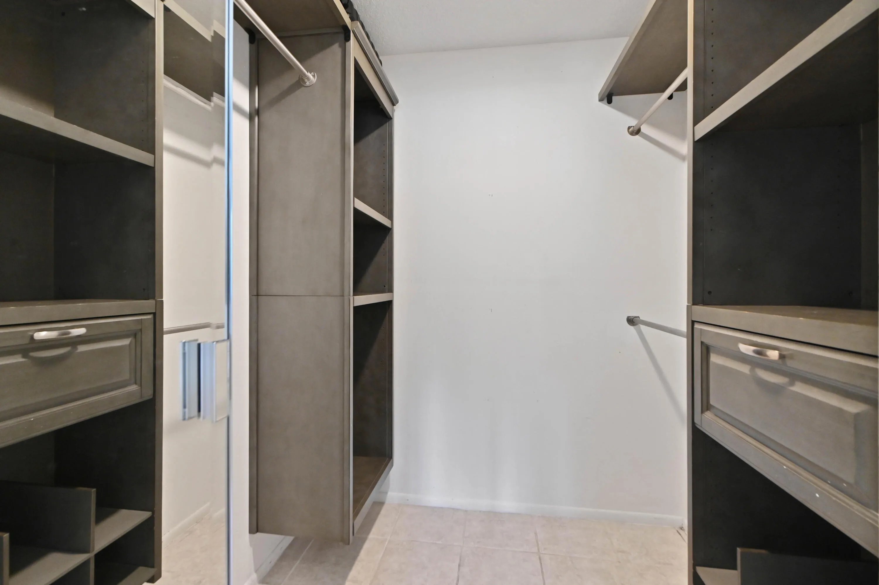 19 Closet 01