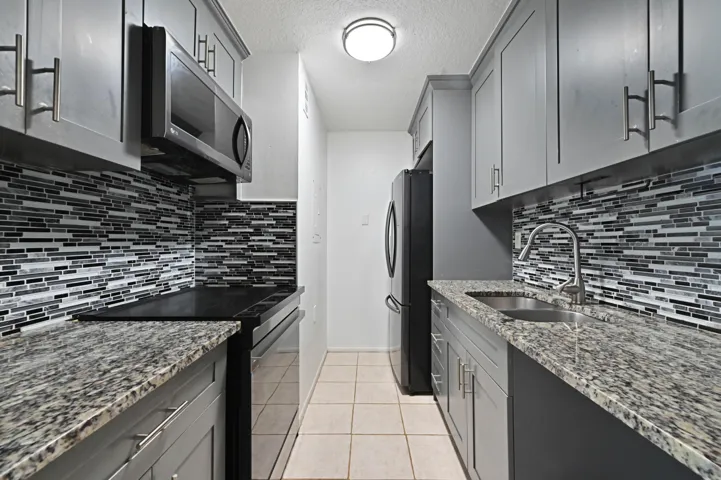 09 Kitchen 01
