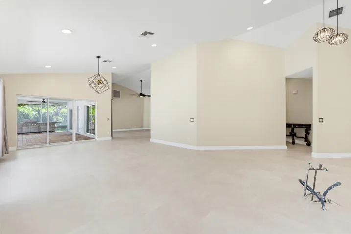 living room/dinning area/kitchen area