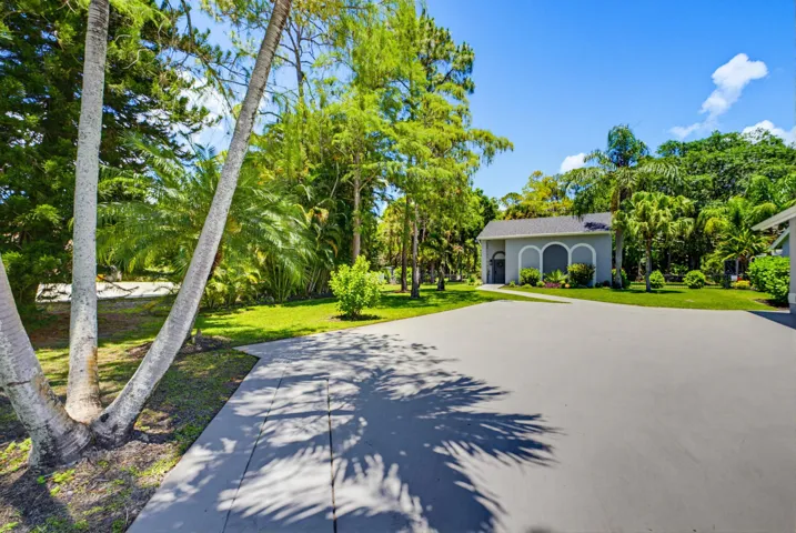 Detached Guest House Driveway