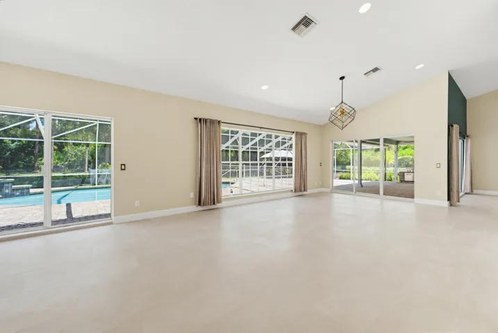 living room/dinning area/kitchen area