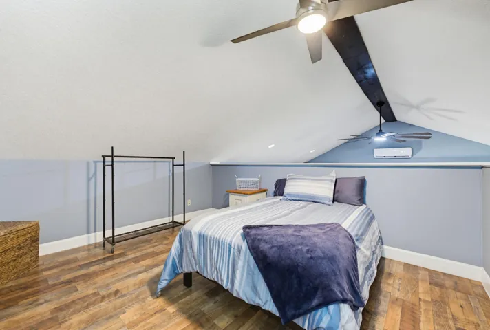Detached Guest House Upstairs Loft