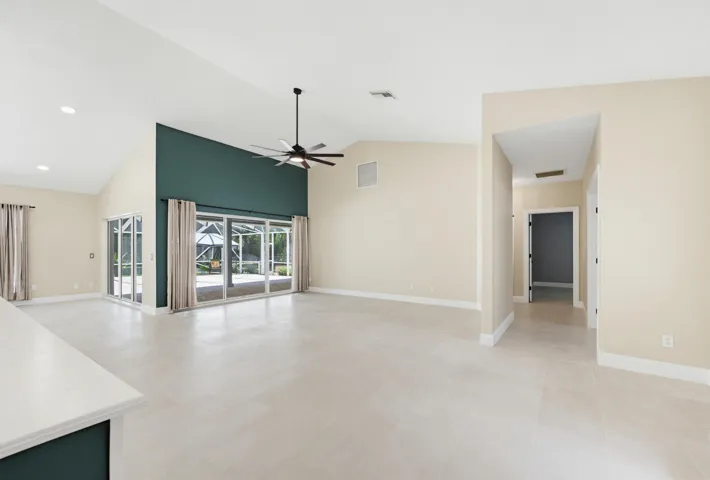 living room/dinning area/kitchen area