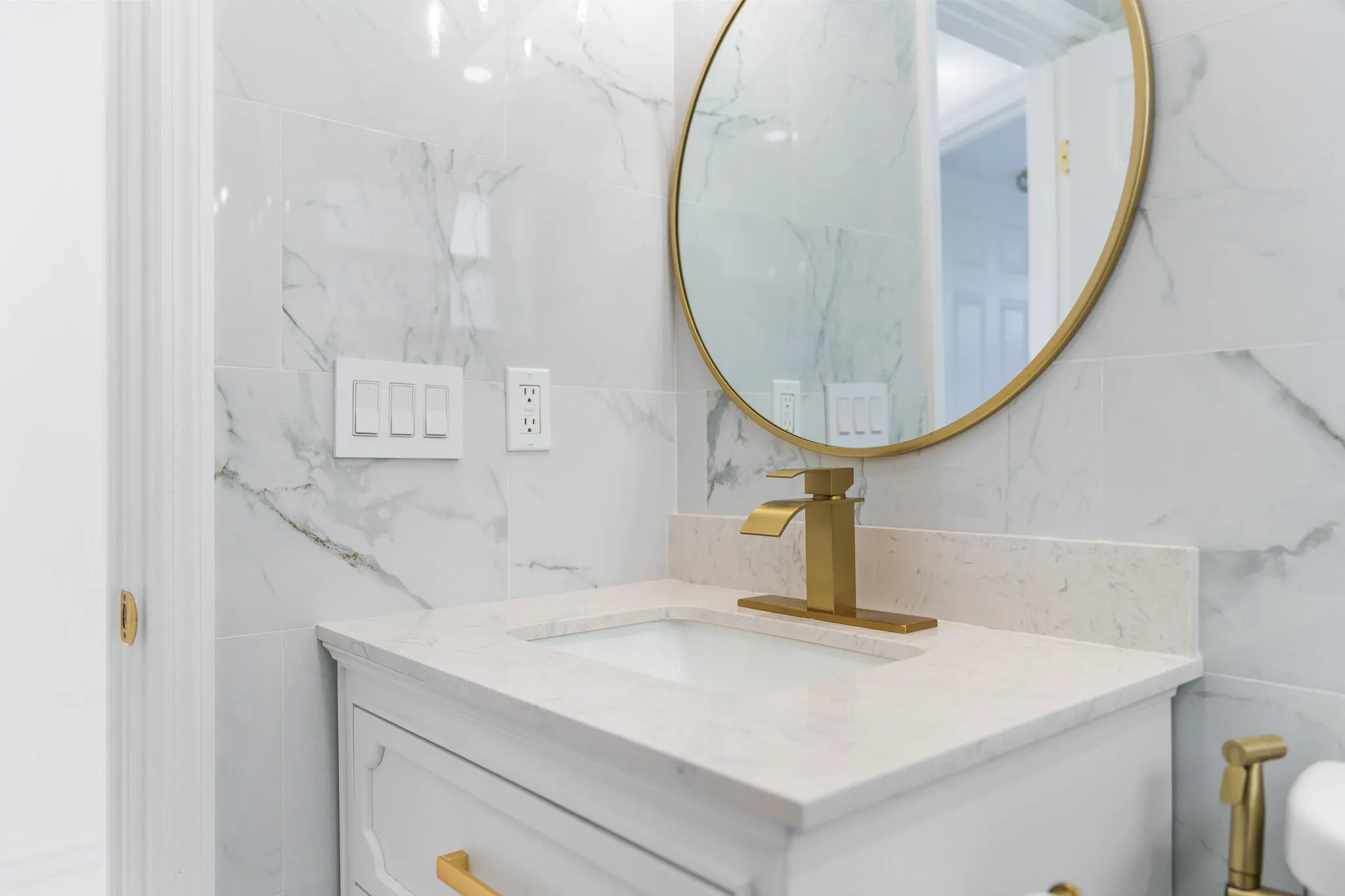 Luxury Sink & Mirror