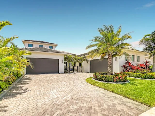 8596 SW Felicita Driveway Front