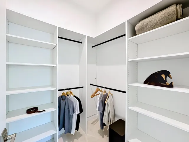 8596 Felicita Junior Suite Closet