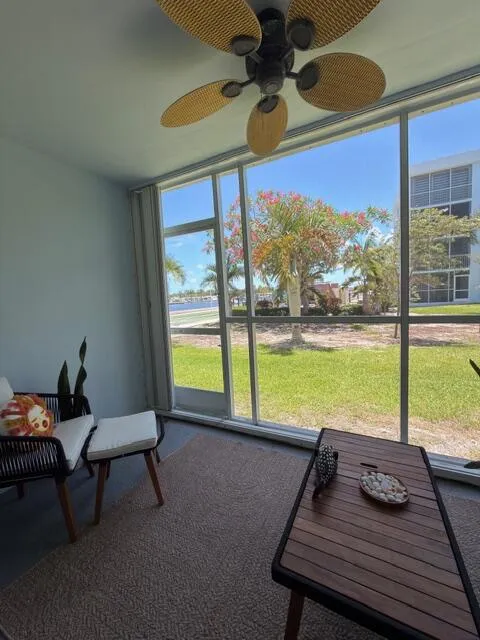 9_Relax_on_beautiful_screened_lanai