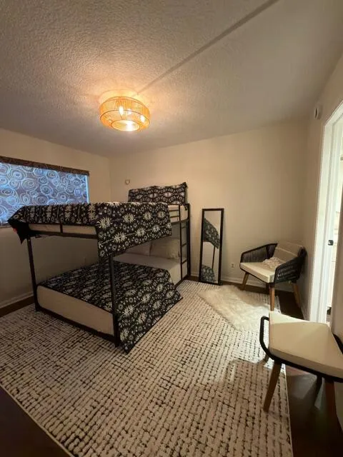 15_Second_bedroom_with_queen_bunk_beds