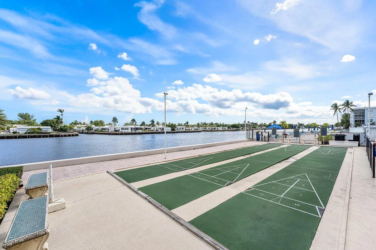 24_Shuffle_board_courts