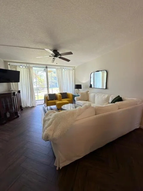 7_Living_room_into_lanai