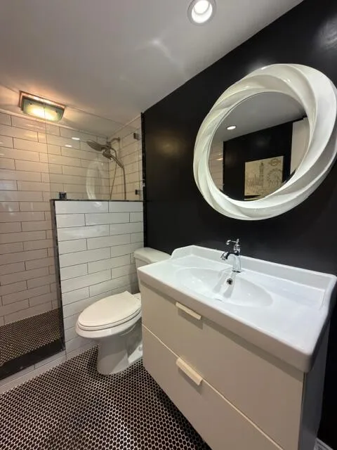 13_En_suite_primary_bathroom
