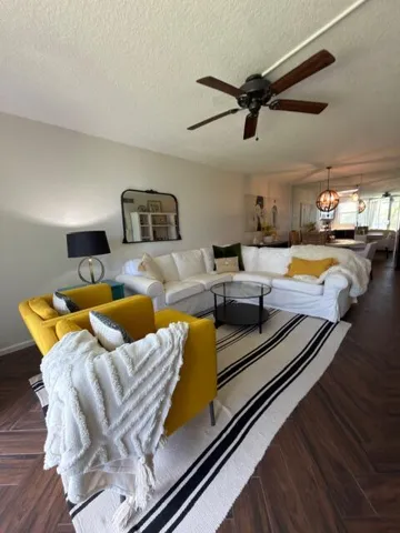 6_Comfortable_seating_in_living_room