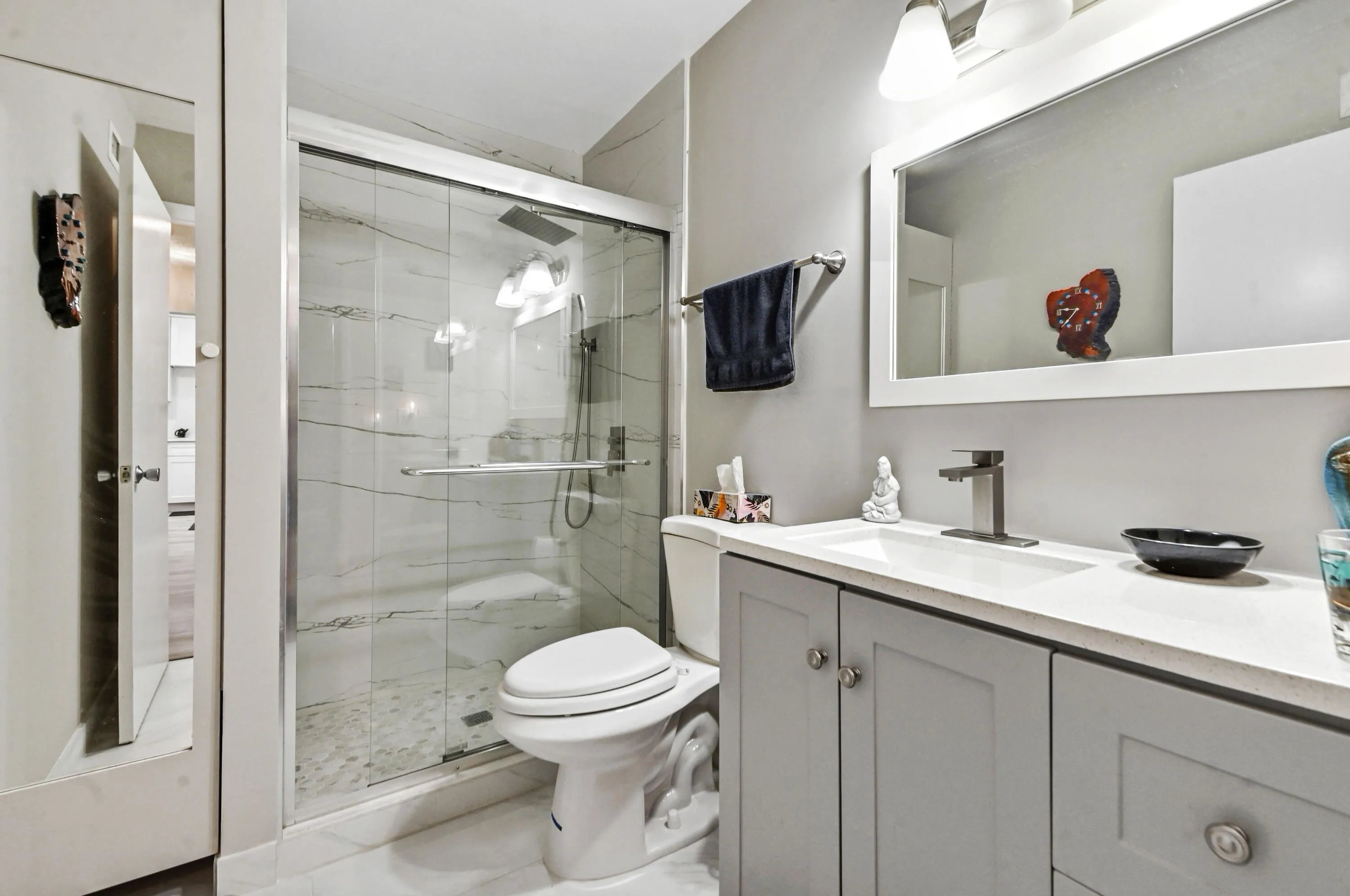10 Bathroom 02