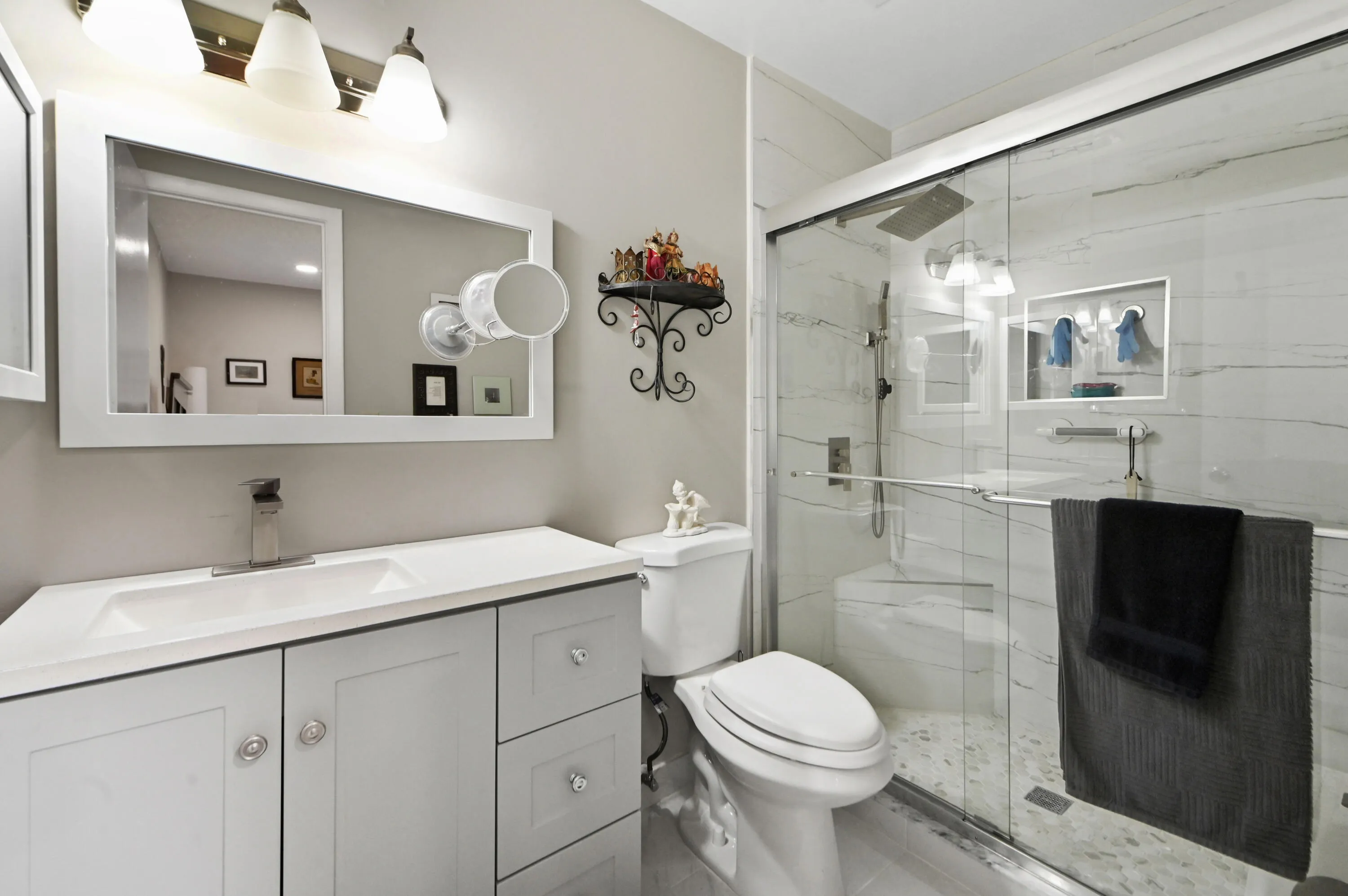 24 Bathroom 01