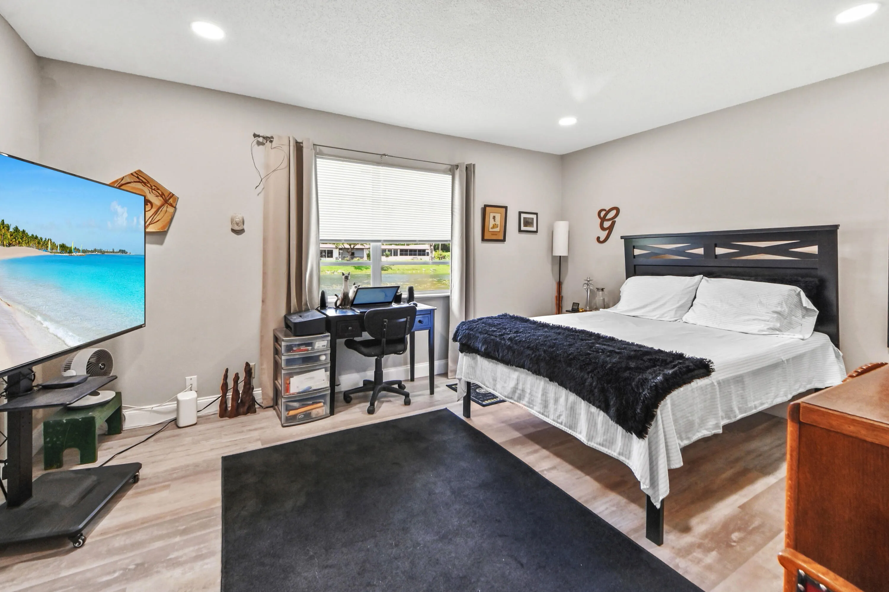 21 Bedroom 01