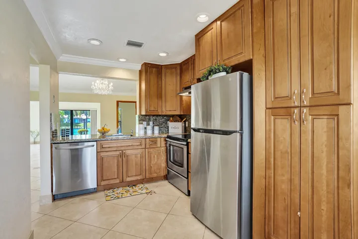 Spacious kitche with lots of cabinets