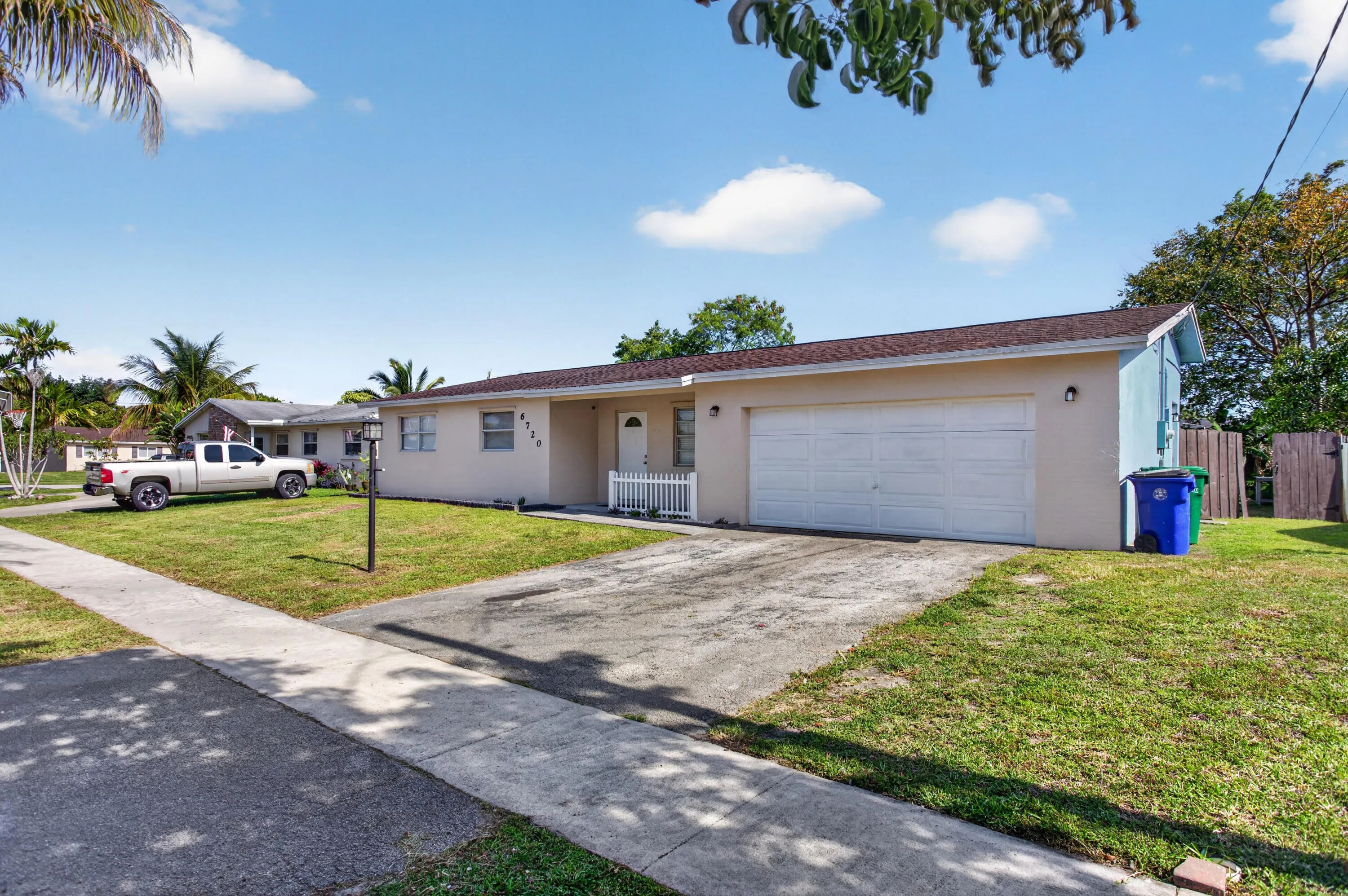 01_front_exterior_yard