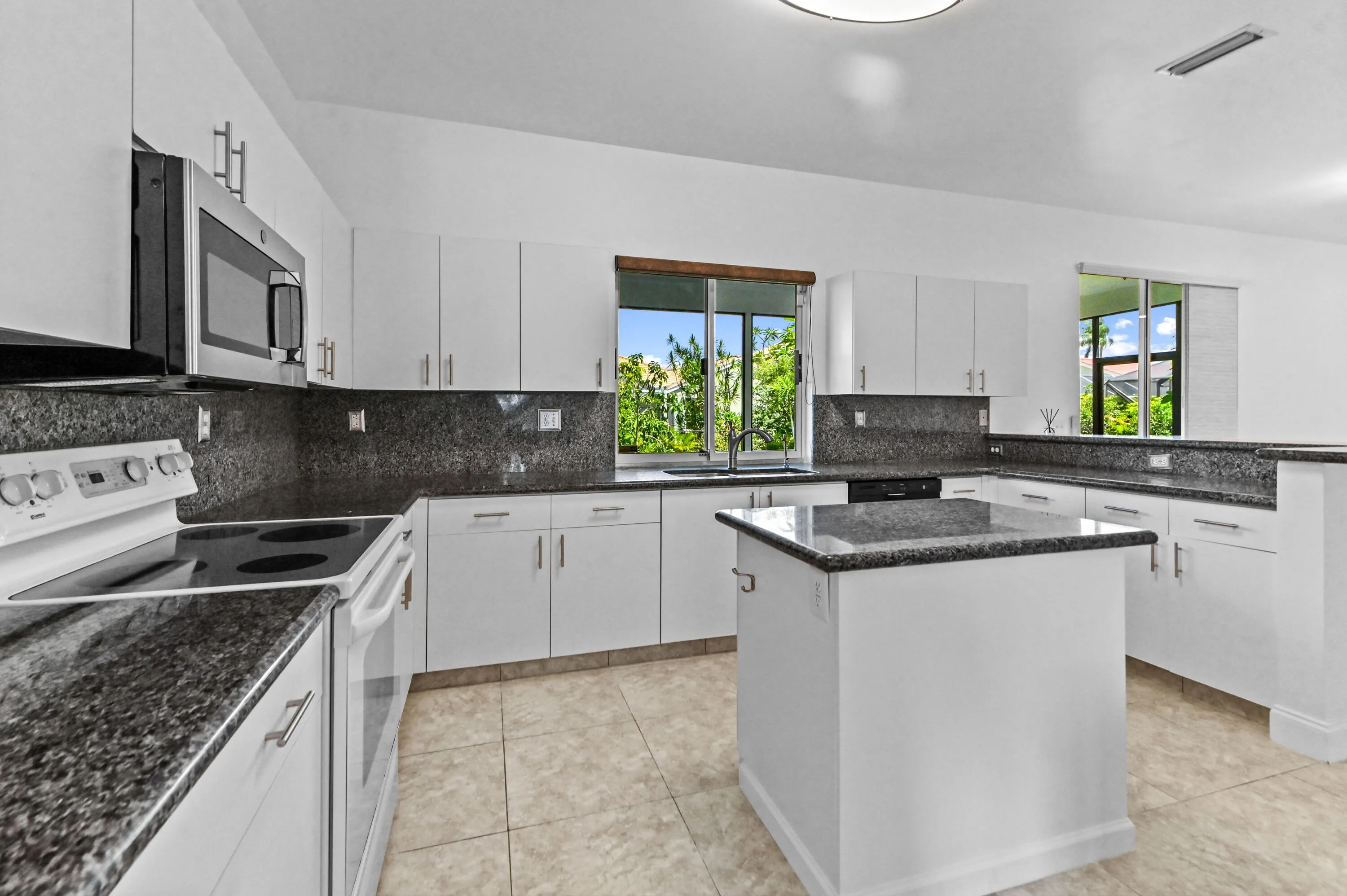 12 Kitchen 03