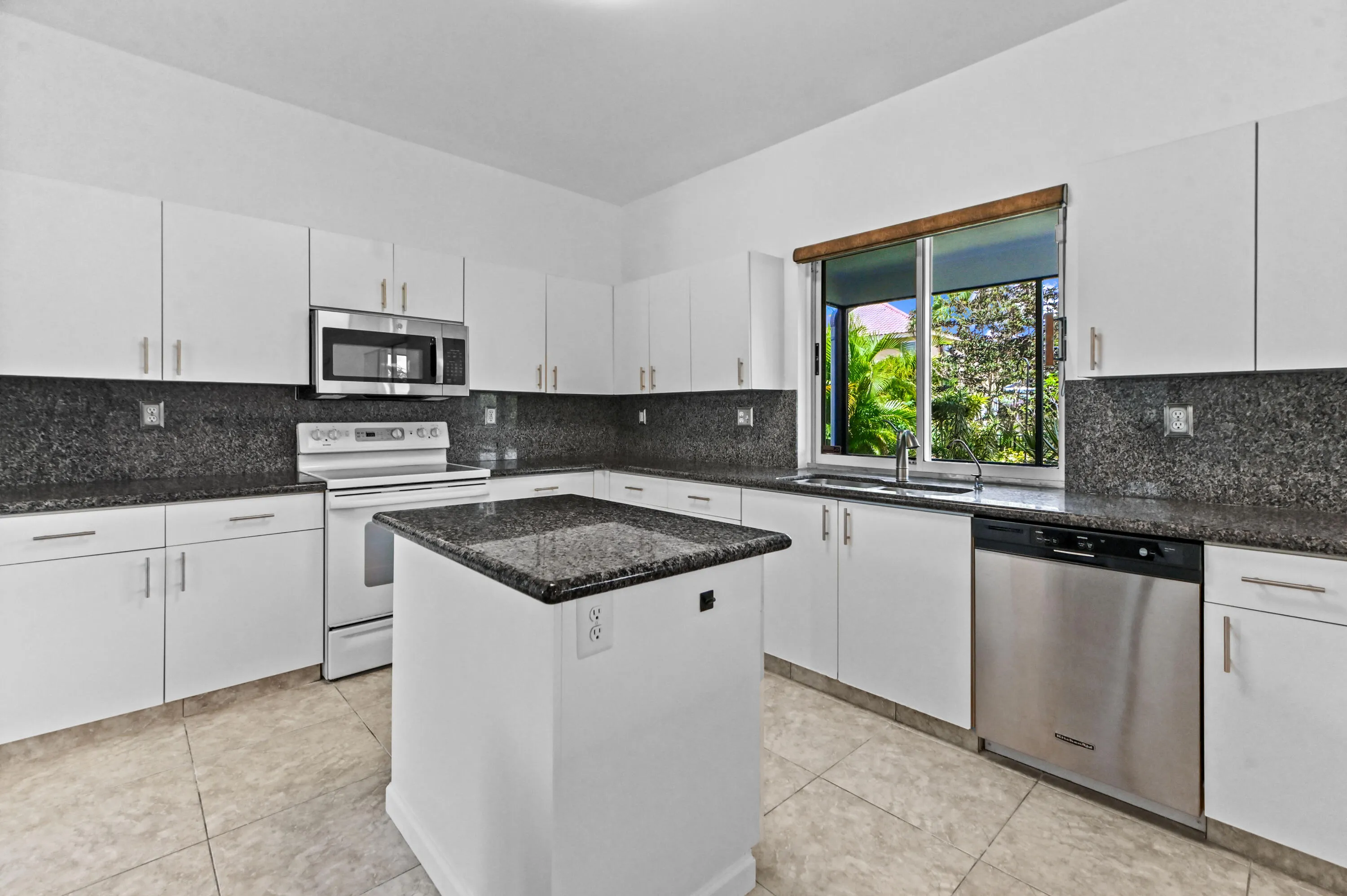 10 Kitchen 01